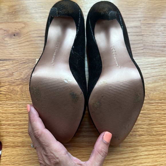 BCBG Generation platform textured heels.      Size 7.5 - Picture 6 of 6